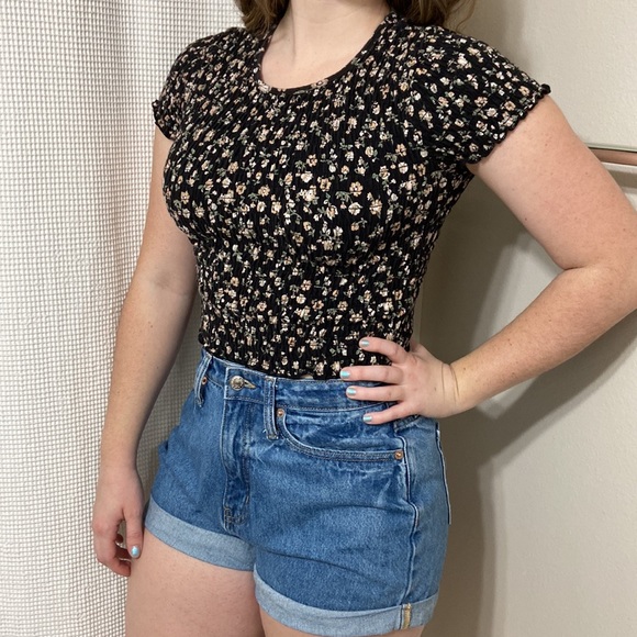 Hollister Tops - Women’s Hollister stretchy black and floral patterned ruched top. Size small.